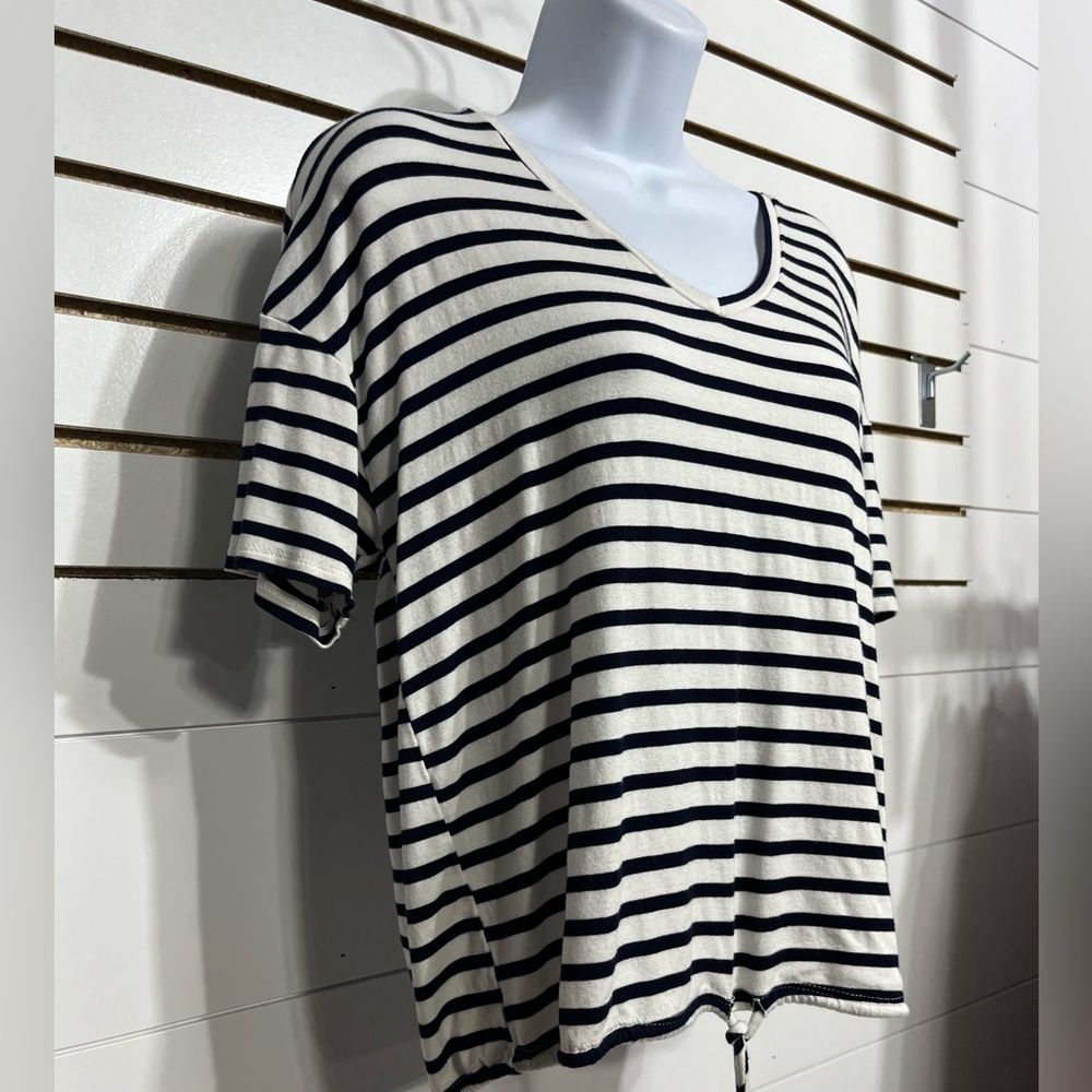 🔥Green Envelope striped tee size large - Picture 2 of 8
